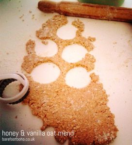 honey and vanilla oat mend cookie cutter